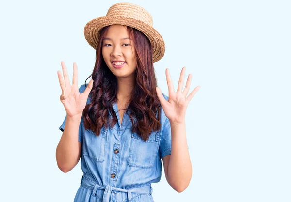 Junge Schöne Chinesische Mädchen Mit Sommermütze Zeigt Und Zeigt Mit — Stockfoto