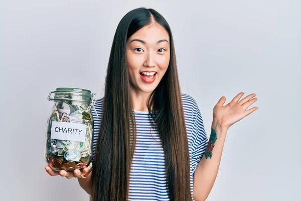 Mladá Číňanka Drží Charitativní Sklenice Penězi Slaví Úspěch Šťastným Úsměvem — Stock fotografie