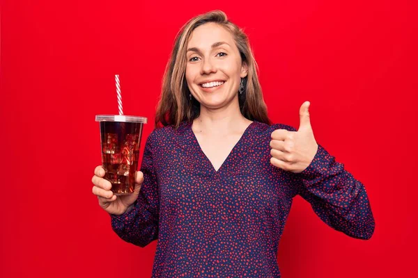 Jovem Bela Mulher Loira Bebendo Copo Fresco Refrigerante Sorrindo Feliz — Fotografia de Stock