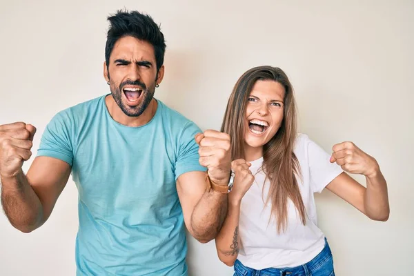 Bella Giovane Coppia Fidanzato Fidanzata Insieme Arrabbiato Pazzo Alzando Pugni — Foto Stock