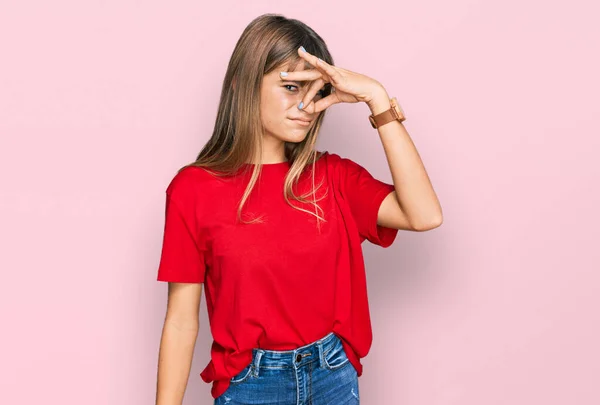 Έφηβος Καυκάσιος Κορίτσι Φορώντας Περιστασιακό Κόκκινο Μπλουζάκι Μυρίζοντας Κάτι Βρώμικο — Φωτογραφία Αρχείου