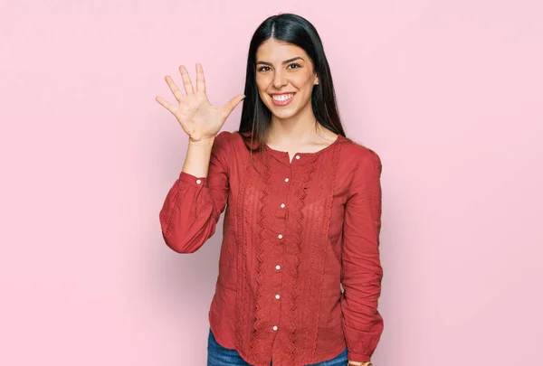 Молода Іспаномовна Жінка Повсякденному Одязі Показуючи Вказуючи Пальцями Номер Ять — стокове фото