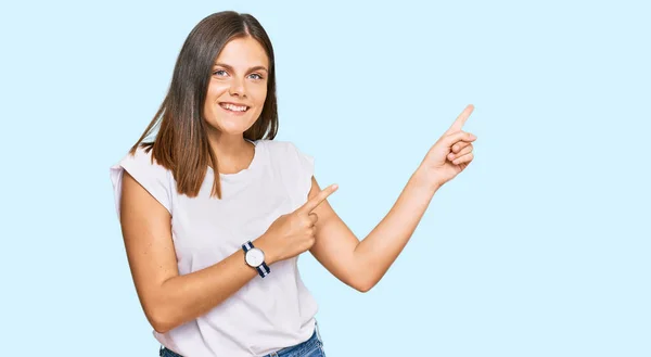 Junge Kaukasische Frau Lässigem Weißem Shirt Lächelnd Und Mit Zwei — Stockfoto