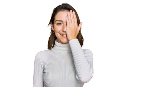 Jovem Caucasiana Vestindo Roupas Casuais Cobrindo Olho Com Mão Sorriso — Fotografia de Stock