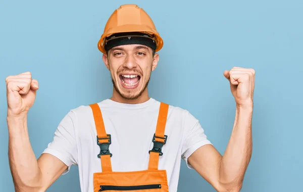 Jovem Hispânico Vestindo Uniforme Faz Tudo Segurança Hardhat Gritando Orgulhoso — Fotografia de Stock