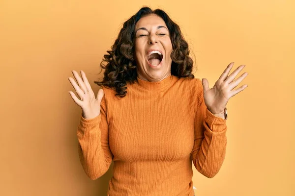 Donna Ispanica Mezza Età Indossa Abiti Casual Che Celebrano Pazzo — Foto Stock