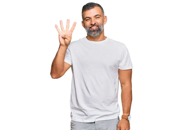 Középkorú Jóképű Férfi Alkalmi Fehér Pólóban Negyedik Ujjal Mutogatva Miközben — Stock Fotó