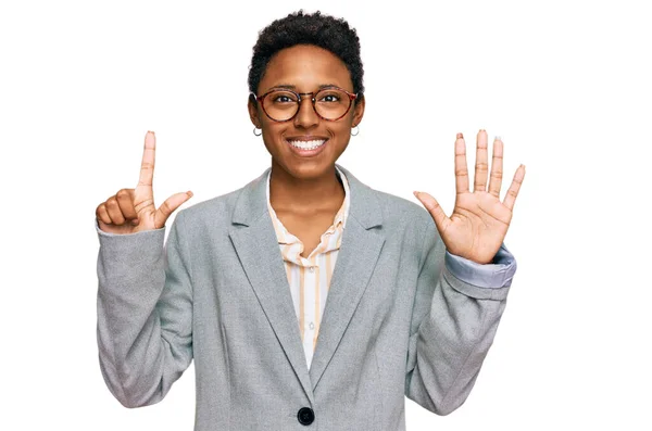 Mladá Africká Americká Žena Sobě Obchodní Oblečení Ukazuje Ukazuje Prsty — Stock fotografie