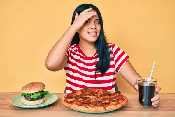 Fiatal Gyönyörű Ázsiai Lány Eszik Gyorsétterem Pizza Hamburger Stresszes Frusztrált — Stock Fotó