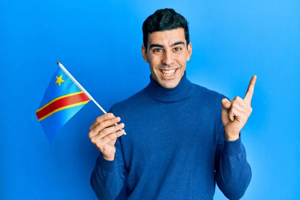 Snygg Hispanic Man Som Håller Demokratisk Republik Congo Flaggan Ler — Stockfoto