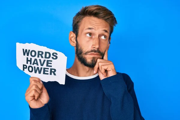 Hombre Caucásico Guapo Con Barba Mostrando Palabras Tienen Banner Poder —  Fotos de Stock