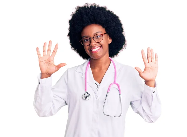 若いですアフリカ系アメリカ人女性を身に着けています医師のコートと聴診器を表示し 指の数で指摘10自信と幸せ笑顔 — ストック写真