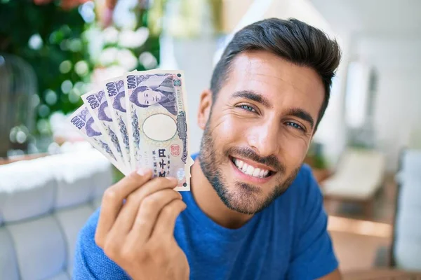 Young Hispanic Man Smiling Happy Holding Japanese Yen Banknotes Terrace — Stock Photo, Image