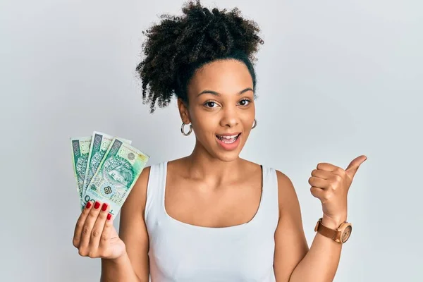 아프리카계 100 매니큐어 지폐를 입으로 행복하게 미소를 옆으로 손가락을 가리키다 — 스톡 사진