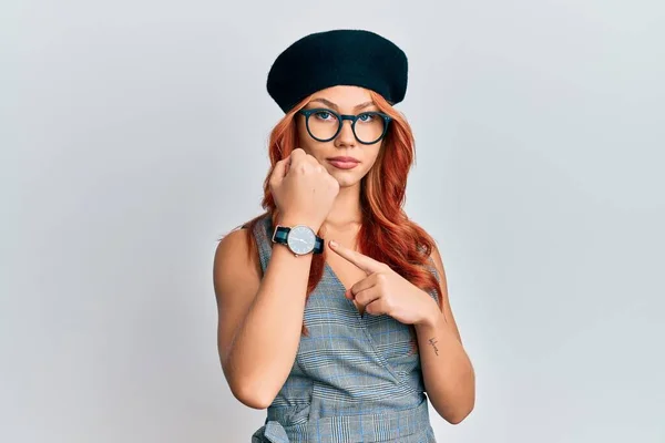 Young Redhead Woman Wearing Fashion French Look Beret Hurry Pointing — Stockfoto