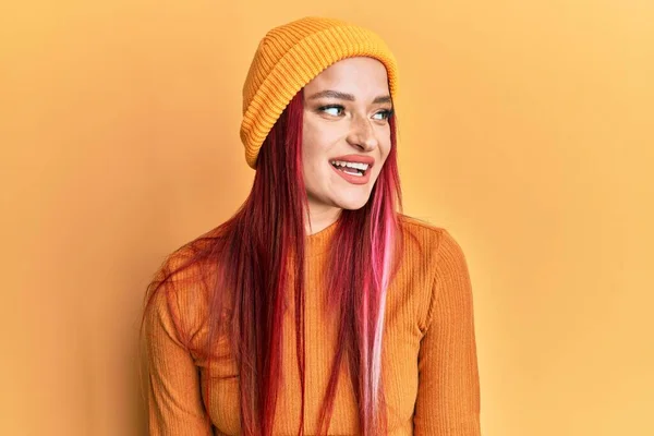 Mulher Caucasiana Jovem Usando Boné Olhando Para Lado Com Sorriso — Fotografia de Stock