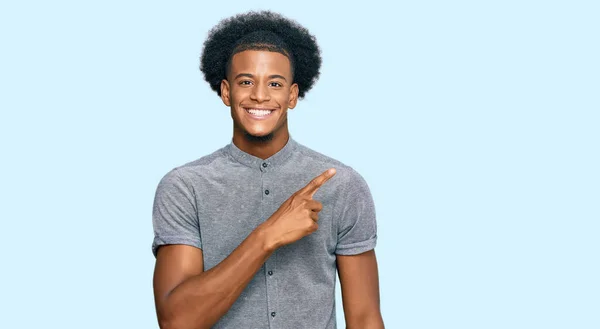 Uomo Afro Americano Con Capelli Afro Indossa Abiti Casual Allegri — Foto Stock