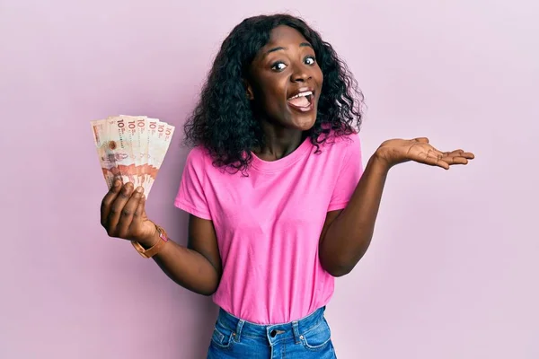 Hermosa Joven Africana Sosteniendo Billetes Pesos Colombianos Celebrando Logro Con —  Fotos de Stock