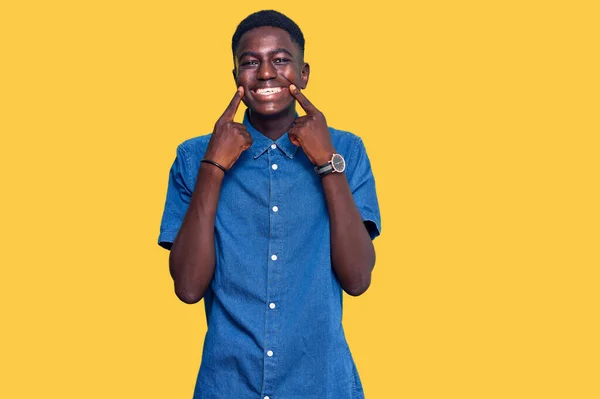 Genç Afro Amerikalı Günlük Kıyafetler Giymiş Ağzı Açık Gülümseyen Parmakları — Stok fotoğraf