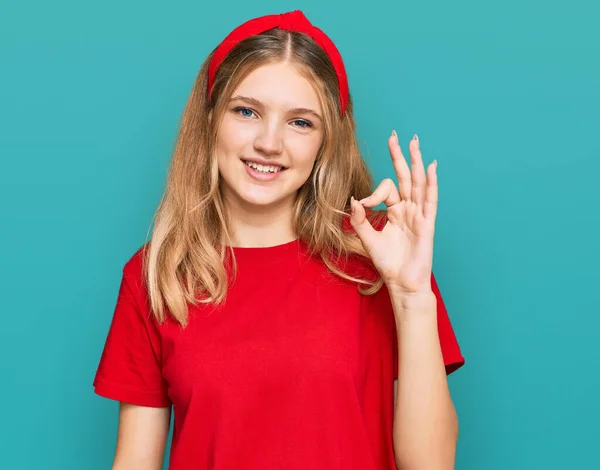 Schöne Junge Kaukasische Mädchen Tragen Legeres Rotes Shirt Lächelt Positiv — Stockfoto