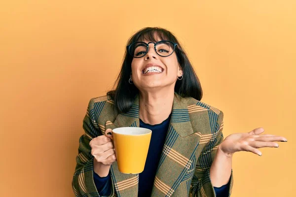 Mujer Hispana Joven Con Estilo Negocios Bebiendo Taza Café Celebrando — Foto de Stock