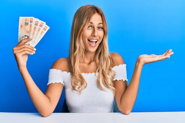 Hermosa Mujer Joven Rubia Sosteniendo Billetes Libras Del Reino Unido — Foto de Stock