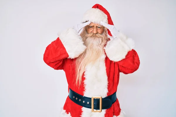 Starý Muž Šedivými Vlasy Dlouhými Vousy Kostýmu Santa Clause Podvazky — Stock fotografie