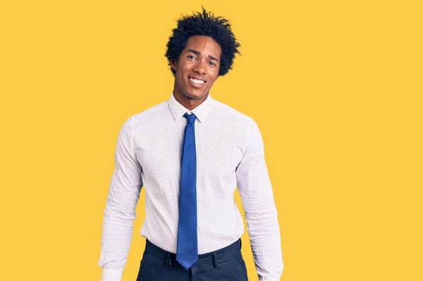 Bonito Homem Americano Africano Com Cabelo Afro Vestindo Roupas Negócios — Fotografia de Stock