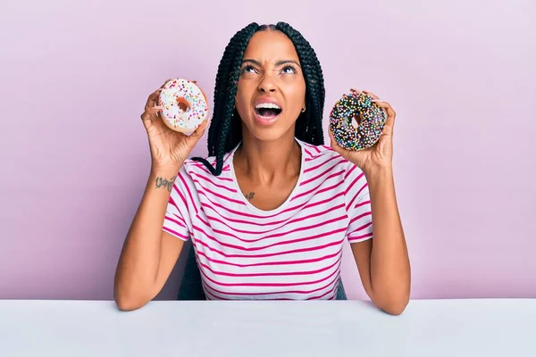 Mooie Latino Vrouw Met Smakelijke Kleurrijke Donuts Boos Gek Schreeuwen — Stockfoto