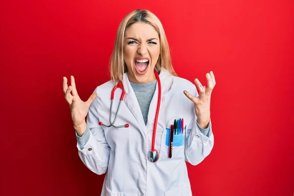 Beyaz Kadın Doktor Üniforması Giyiyor Steteskop Deli Deli Deli Bağırıyor — Stok fotoğraf