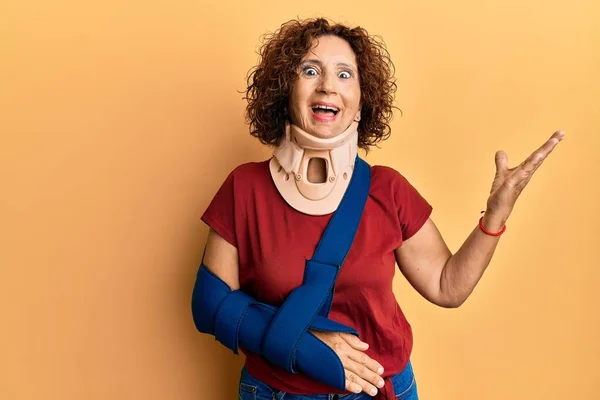 Schöne Reife Frau Mittleren Alters Trägt Halsband Und Arm Tragetuch — Stockfoto