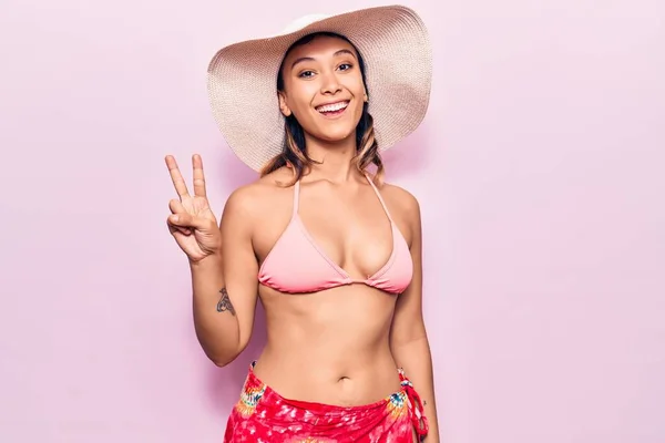 Mujer Joven Con Bikini Sombrero Mostrando Señalando Hacia Arriba Con — Foto de Stock