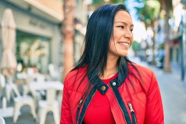 Ung Latinamerikansk Kvinna Ler Glad Promenader Stan — Stockfoto