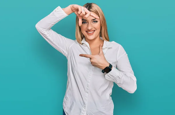 Mujer Caucásica Joven Con Ropa Casual Sonriendo Haciendo Marco Con — Foto de Stock