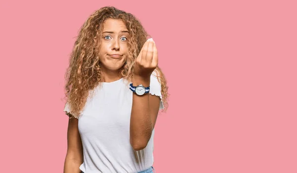 아름다운 코카서스 소녀는 티셔츠를 손가락으로 확신에 표정으로 이탈리아의 동작을 — 스톡 사진