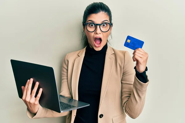 Young Hispanic Woman Wearing Business Style Holding Laptop Credit Card — Stock Photo, Image