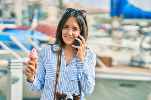 Joven Turista Hispana Hablando Smartphone Comiendo Helado Puerto —  Fotos de Stock