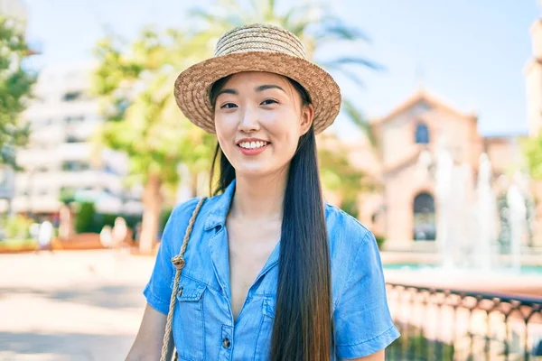 Giovane Donna Turistica Cinese Sorridente Felice Passeggiando Strada Della Città — Foto Stock