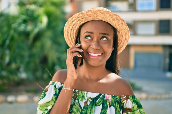 Joven Mujer Turista Afroamericana Vacaciones Sonriendo Feliz Hablando Teléfono Inteligente — Foto de Stock