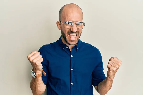 Jonge Latijns Amerikaanse Man Draagt Casual Kleding Glazen Schreeuwen Trots — Stockfoto