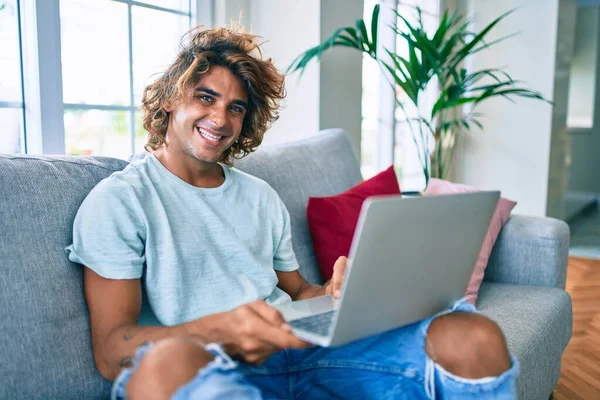 Jovem Hispânico Sorrindo Feliz Usando Laptop Casa — Fotografia de Stock