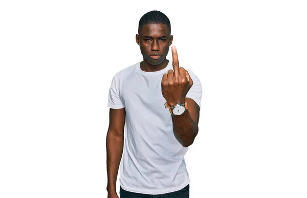 Junger Afrikanisch Amerikanischer Mann Trägt Lässiges Weißes Shirt Mit Mittelfinger — Stockfoto