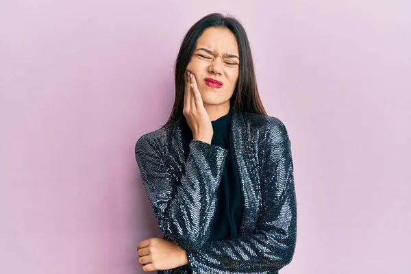 Jeune Fille Hispanique Portant Une Veste Fête Touchant Bouche Avec — Photo