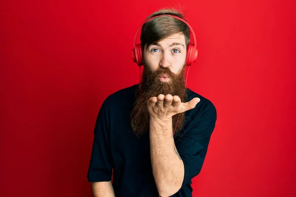 Kızıl Saçlı Uzun Sakallı Müzik Dinleyen Kulaklık Takan Kameraya Bakıp — Stok fotoğraf