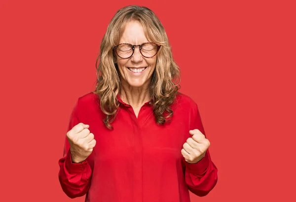 Middle Age Blonde Woman Wearing Casual Shirt Red Background Very — Foto de Stock