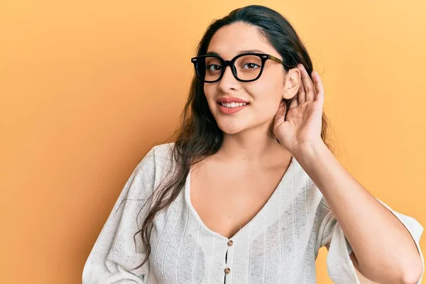 Gündelik Kıyafetler Gözlük Takan Güzel Bir Ortadoğulu Kadın Kulağından Kulaklarına — Stok fotoğraf