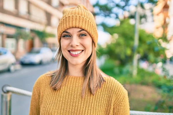 Jong Blond Vrouw Dragen Winter Stijl Glimlachen Gelukkig Naar Stad — Stockfoto