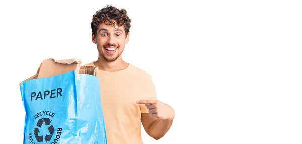 Junger Gutaussehender Mann Mit Lockigem Haar Hält Recycling Papierkorb Mit — Stockfoto