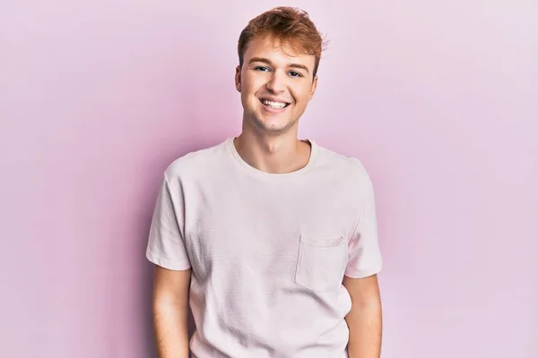 Joven Hombre Caucásico Con Camiseta Casual Con Una Sonrisa Alegre —  Fotos de Stock