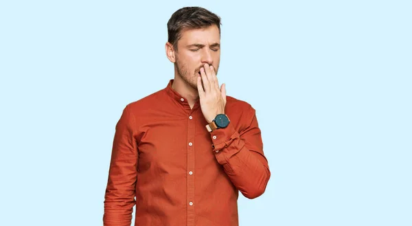 Knappe Blanke Man Casual Kleding Verveelde Geeuwen Moe Bedekken Mond — Stockfoto